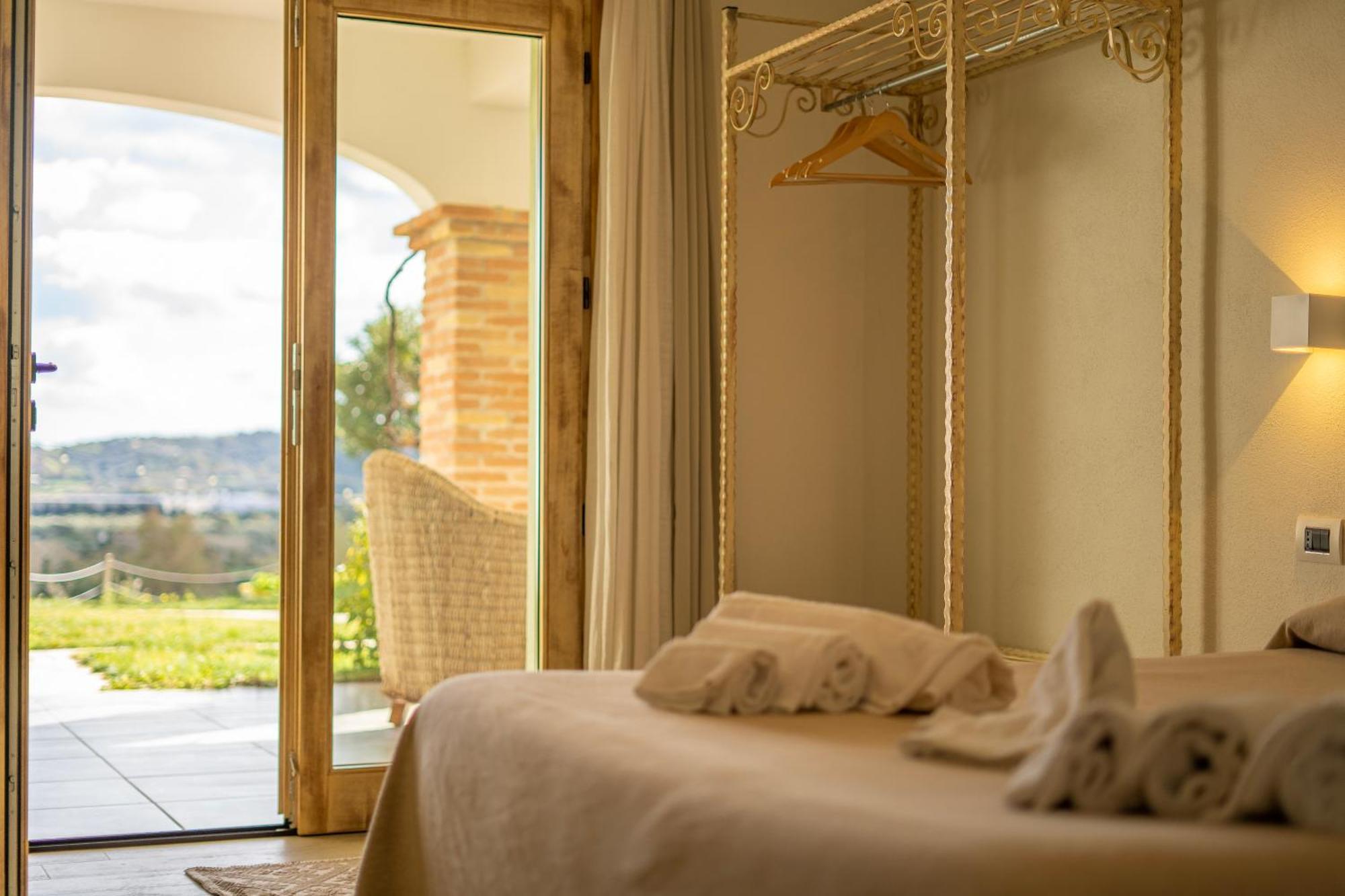 Hotel Essenza Di Mirto La Caletta Extérieur photo