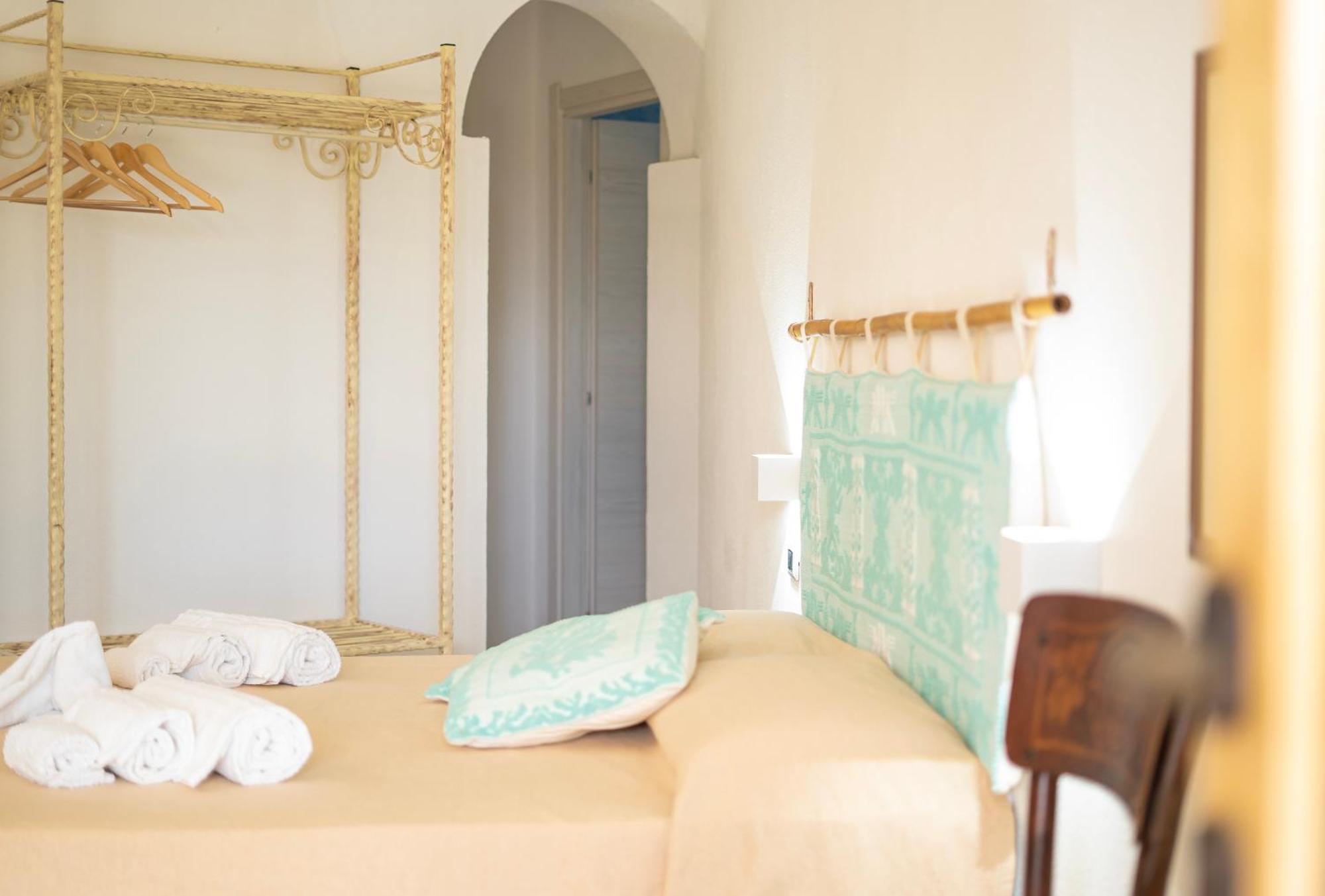 Hotel Essenza Di Mirto La Caletta Extérieur photo