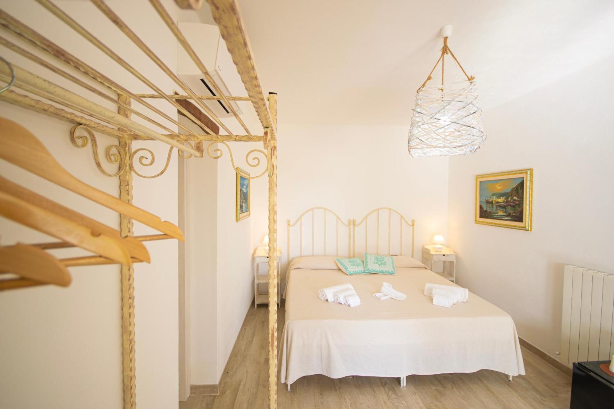 Hotel Essenza Di Mirto La Caletta Chambre photo