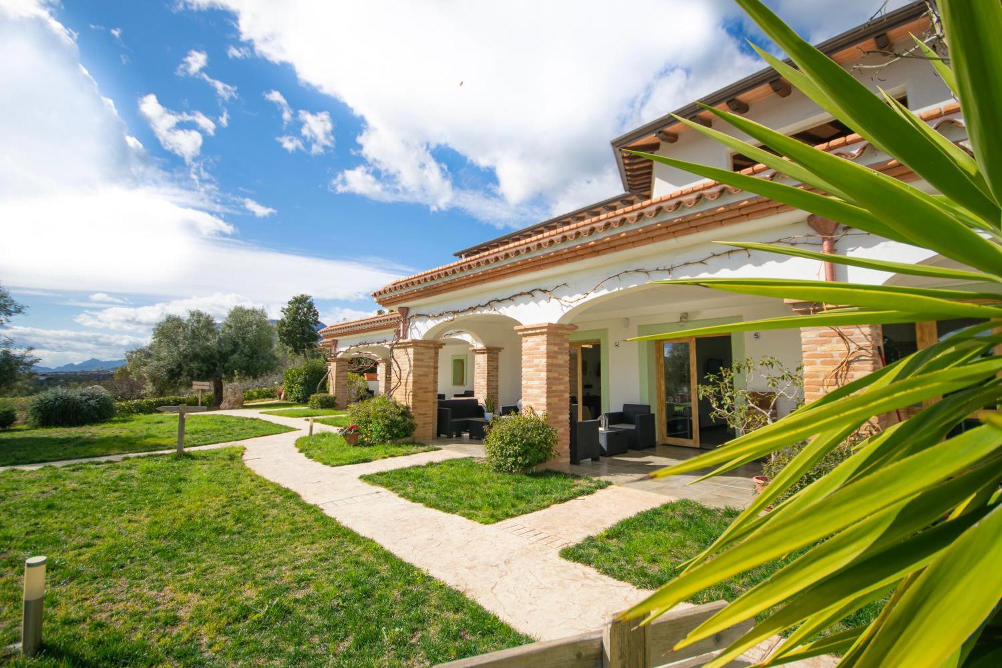 Hotel Essenza Di Mirto La Caletta Extérieur photo